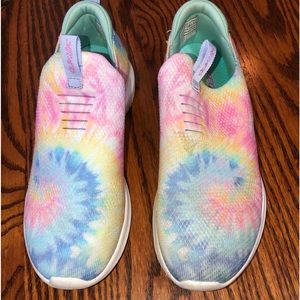 SKECHERS SIZE 5 TIE DYED AIR COOLED MEMORY FOAM STRETCH SLIP ON SHOE. EUC